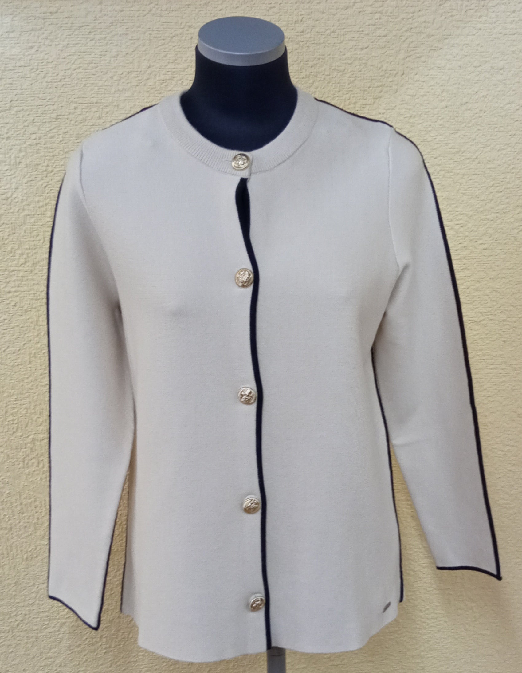 Chaqueta beige con detalle negro