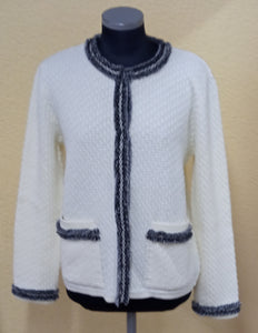 Chaqueta blanco roto con gris.